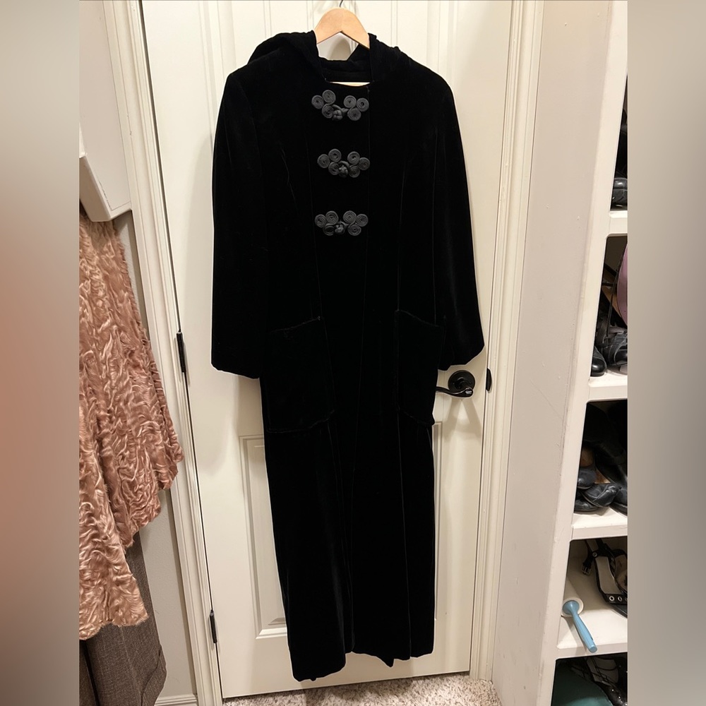 Vintage 1960s 60s Black Velvet Opera Coat Snap Closures Decorative Frogs 36 bust